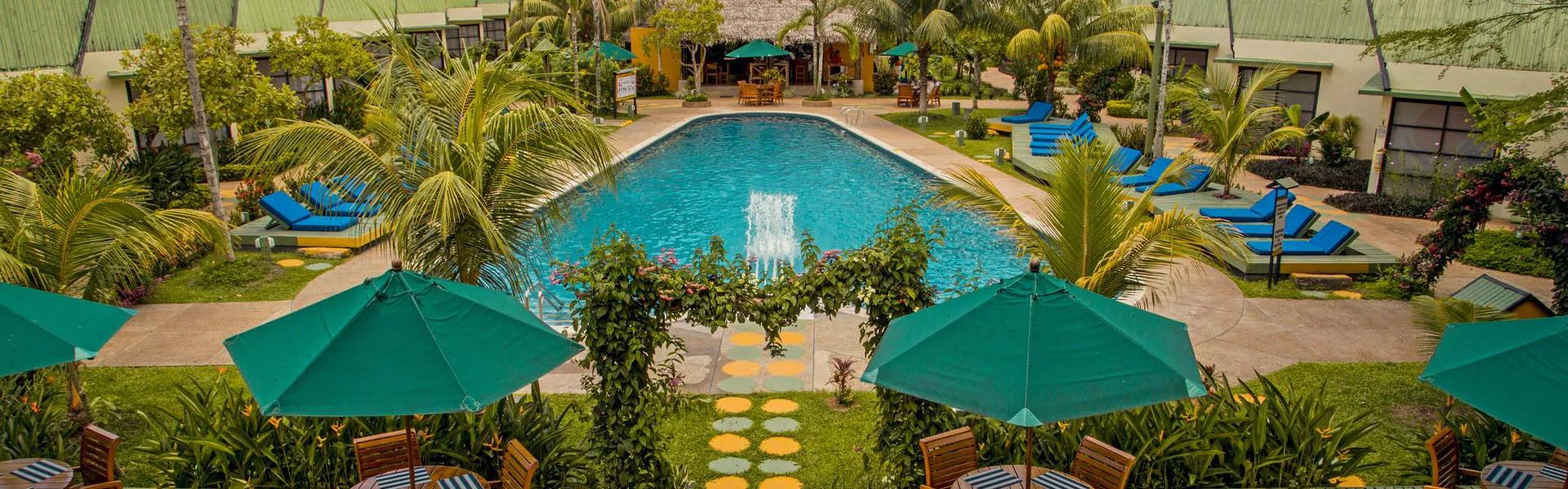 Decameron Decalodge Ticuna Leticia Hotel con piscina en el Amazonas colombiano rodeado de selva tropical.